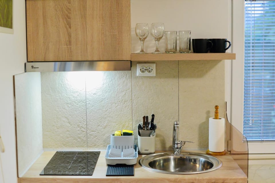 Coffee/tea facilities, Kitchen or kitchenette, stove