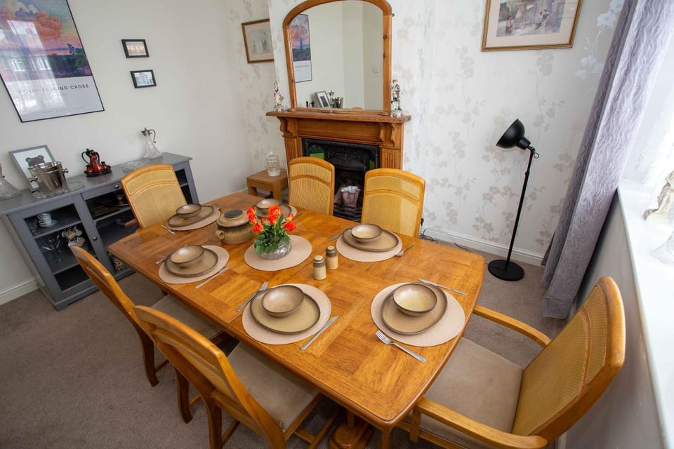 Seating area, Dining area