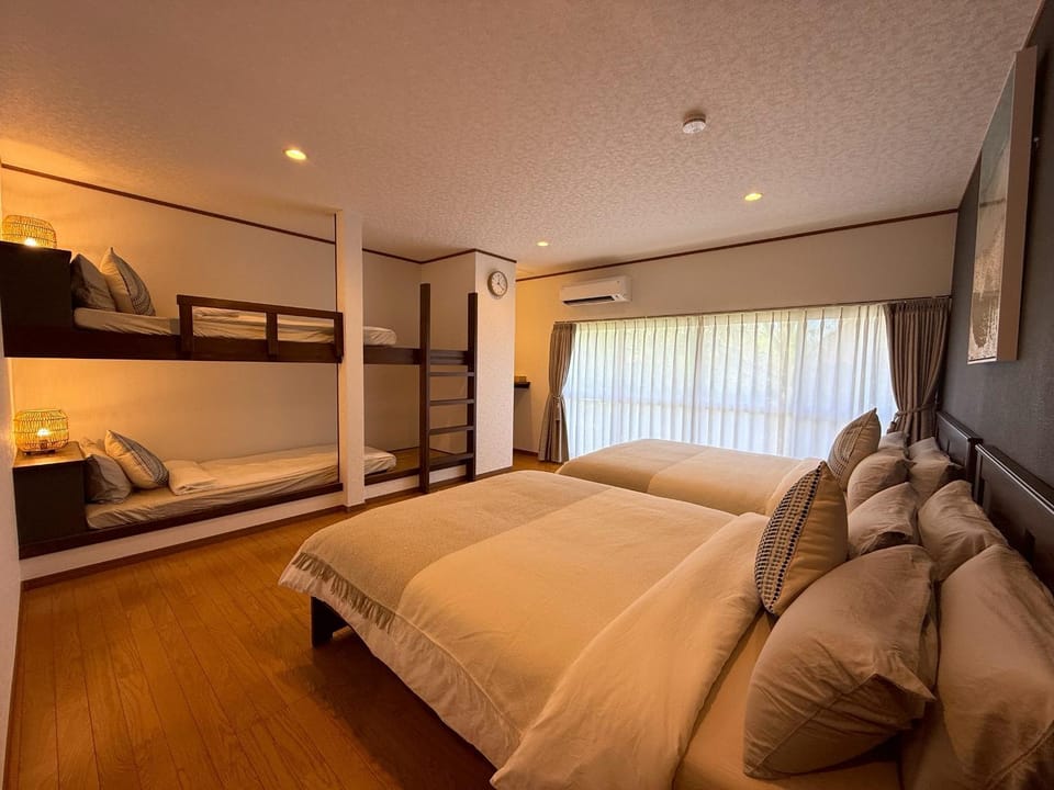 Bedroom, bunk bed