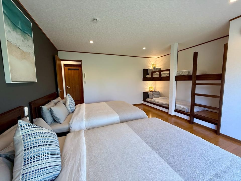 Bedroom, bunk bed