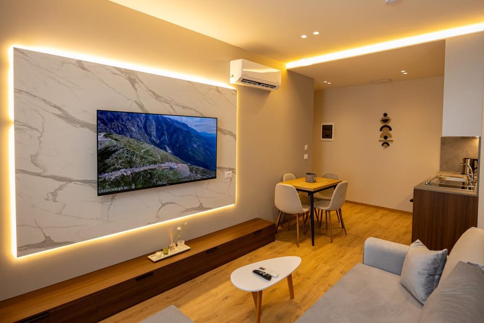 TV and multimedia, Kitchen or kitchenette, Living room, Seating area, Dining area, air conditioner