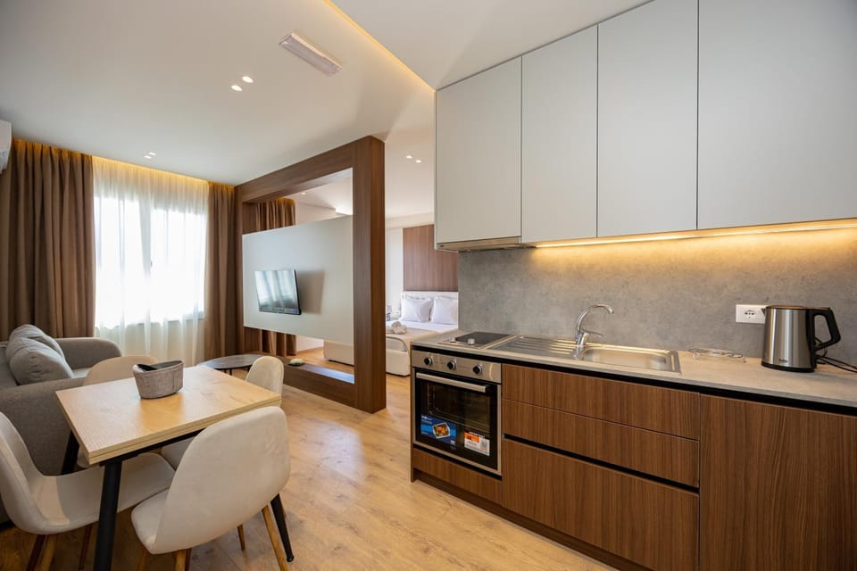 TV and multimedia, Coffee/tea facilities, Kitchen or kitchenette, Living room, Seating area, Dining area, minibar, pet friendly, stove, toaster