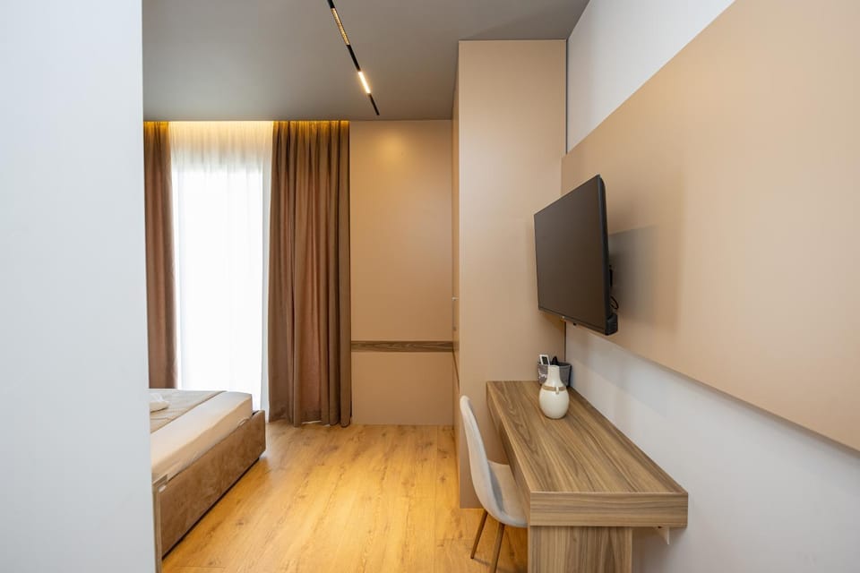 Communal lounge/ TV room, Bed, TV and multimedia, Photo of the whole room, Evening entertainment, Bedroom, hair dresser