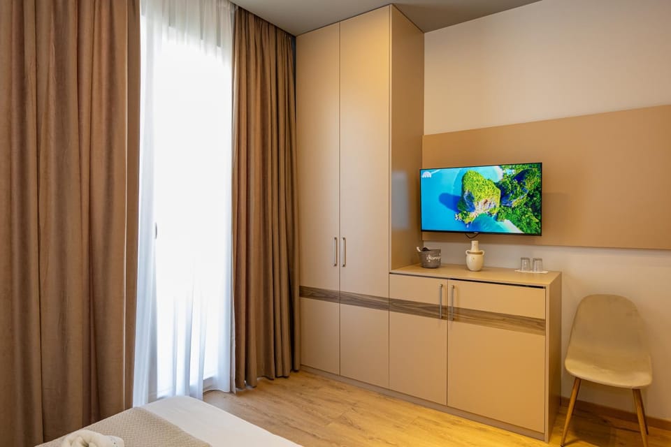 Communal lounge/ TV room, Bed, TV and multimedia, Photo of the whole room, Evening entertainment, Bedroom, hair dresser