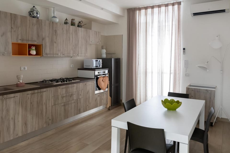 Kitchen or kitchenette, Dining area, oven, stove