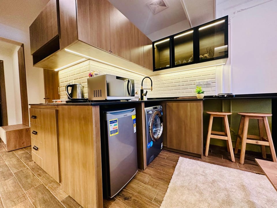 Coffee/tea facilities, Kitchen or kitchenette, minibar, stove