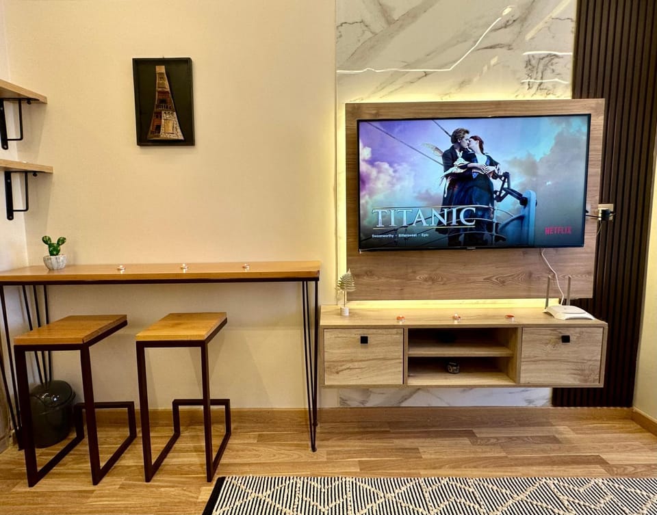 TV and multimedia, Seating area, Dining area