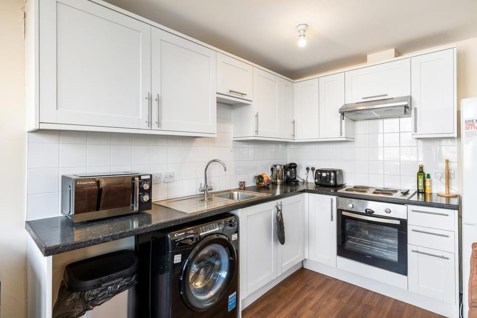 Kitchen or kitchenette, microwave, washing machine