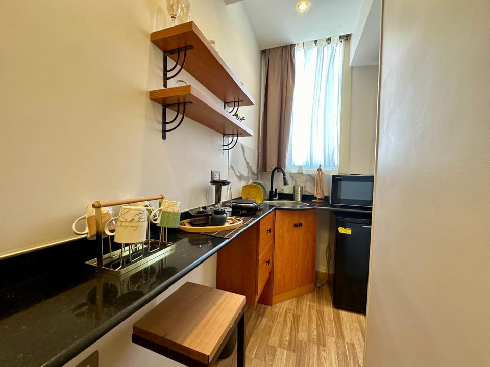 Kitchen or kitchenette, Dining area, minibar, stove