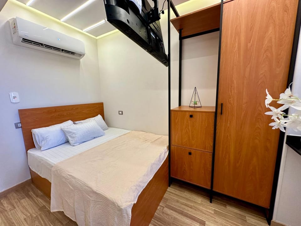 Bed, Bedroom, flat iron