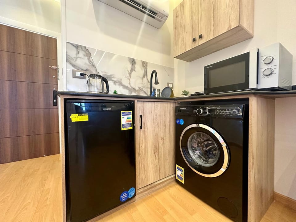 Kitchen or kitchenette, microwave, minibar, washing machine