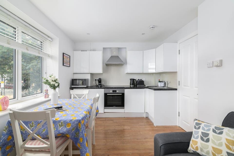 Kitchen or kitchenette, Seating area, Dining area, minibar, oven
