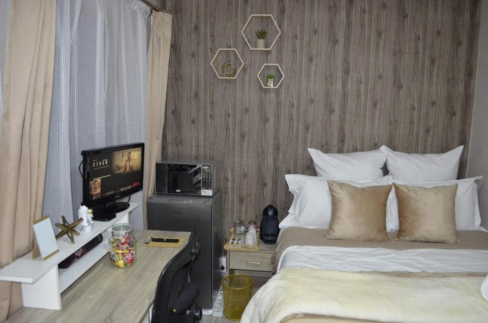 Bed, TV and multimedia, Kitchen or kitchenette, Bedroom
