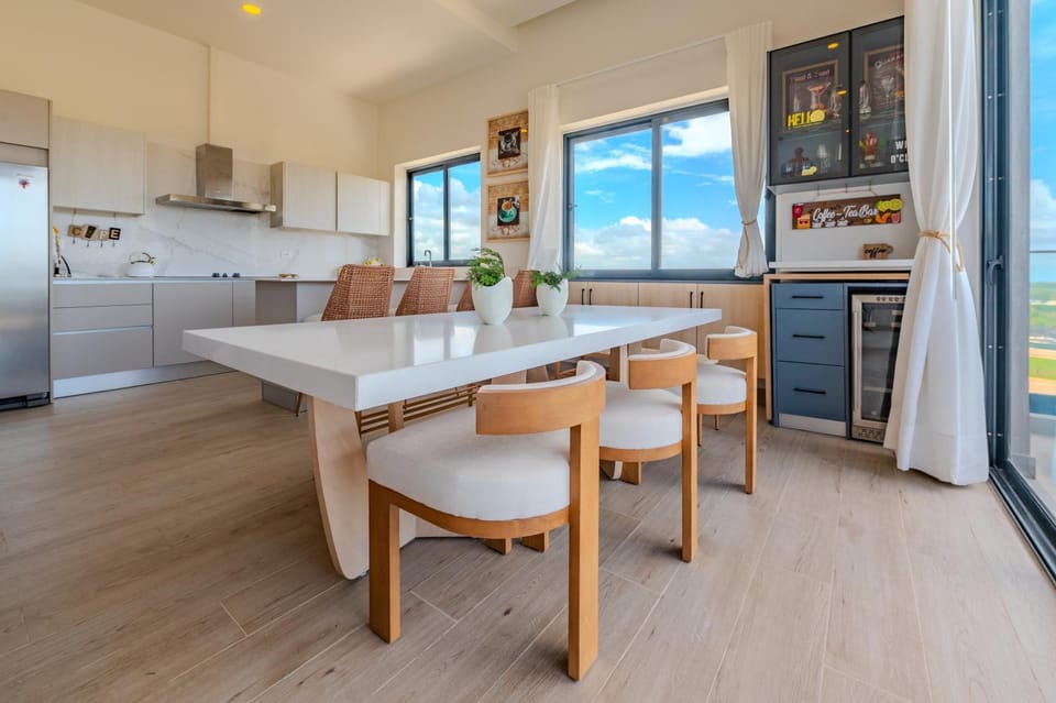 Kitchen or kitchenette, Dining area, dishwasher, minibar, oven, stove