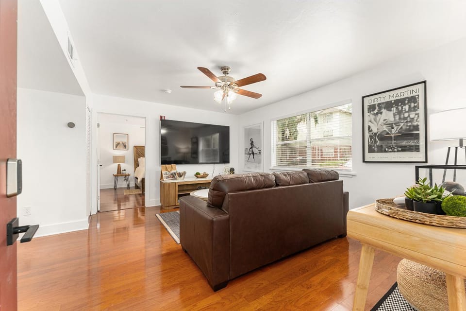Communal lounge/ TV room, TV and multimedia, Living room, Seating area, Evening entertainment