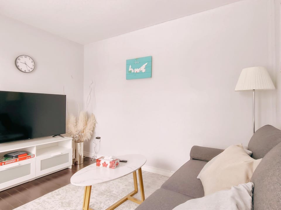 Communal lounge/ TV room, TV and multimedia, Living room, Seating area, Evening entertainment