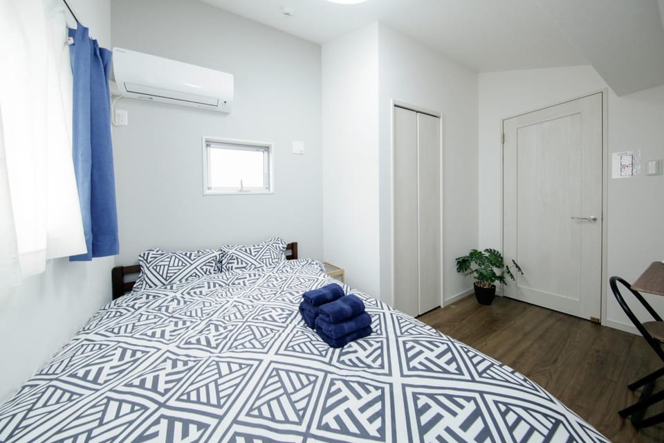 Bed, Photo of the whole room, Bedroom, towels, air conditioner