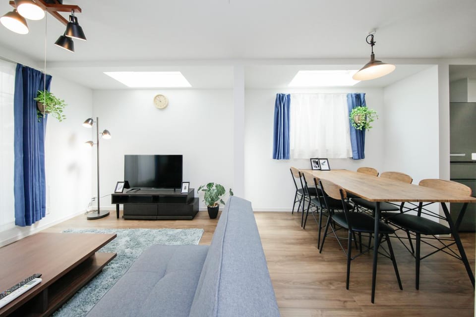 TV and multimedia, Living room, Seating area, Dining area