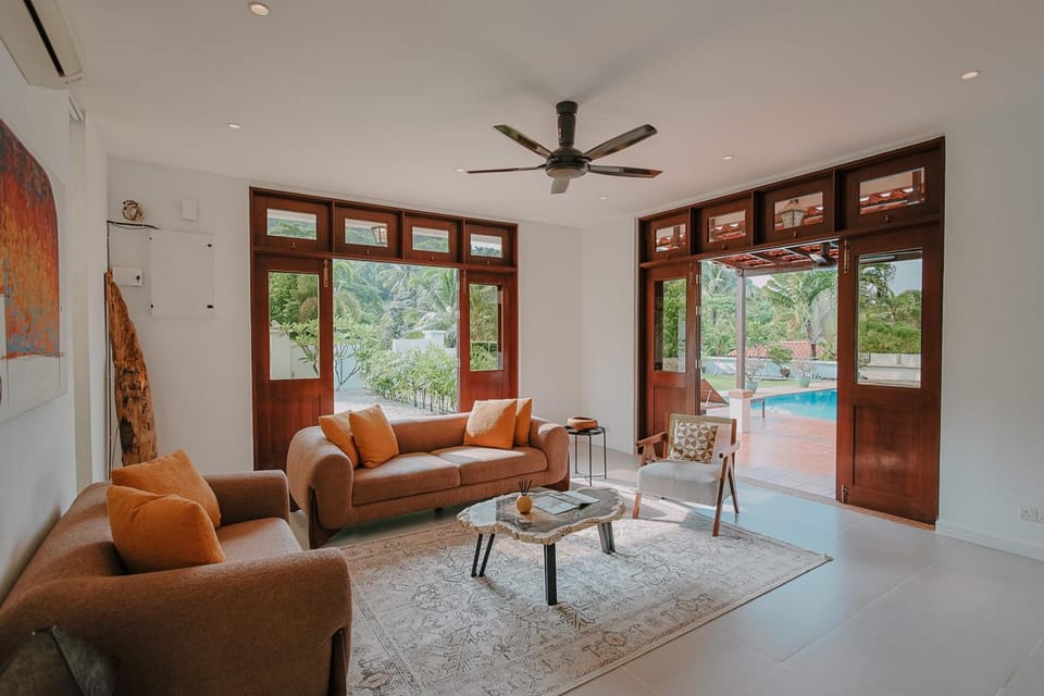 TV and multimedia, Living room, Seating area, air conditioner