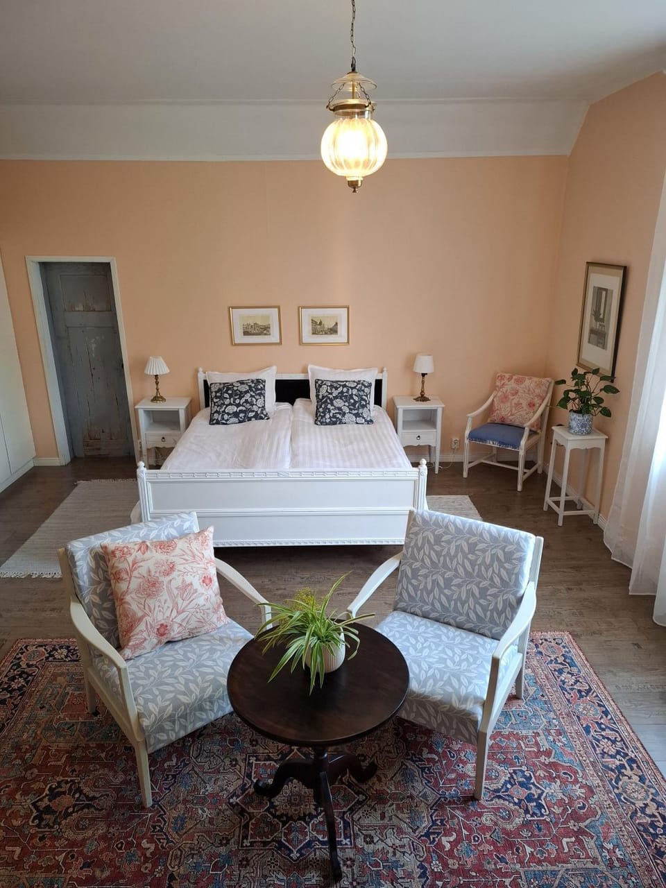 Bed, Photo of the whole room, Seating area