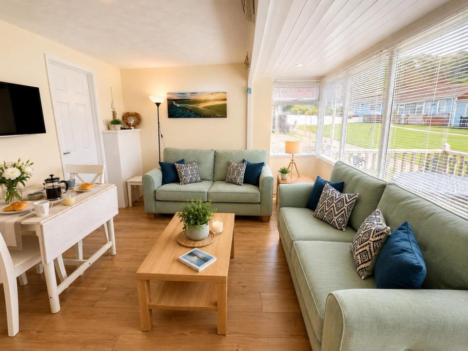 Beach Cottage 71 Golden Bay - Cosy Coastal Escape House in Westward Ho