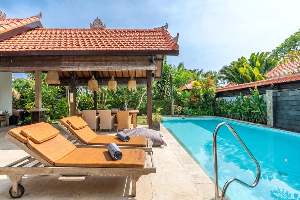 Swimming pool, sunbed