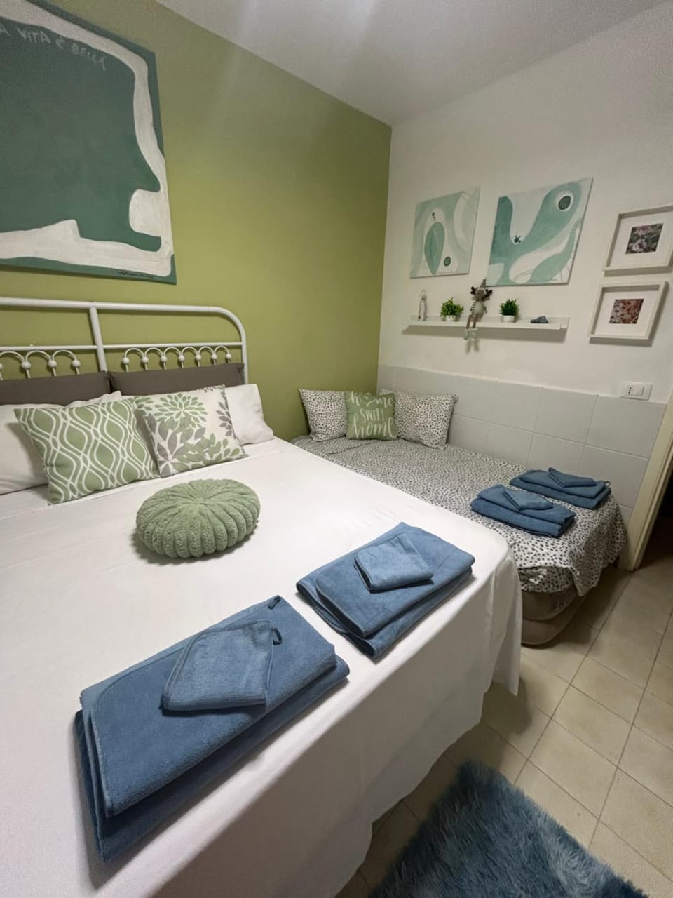 Bed, Photo of the whole room, Bedroom, towels