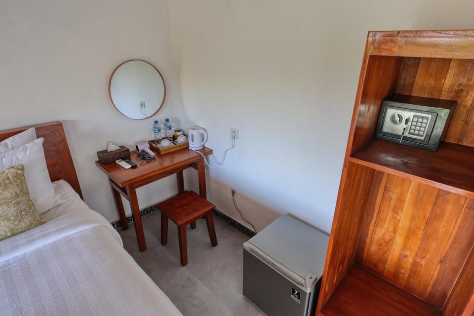 Coffee/tea facilities, minibar, safe