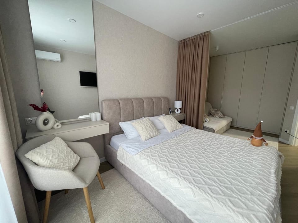 Bed, Photo of the whole room, Bedroom