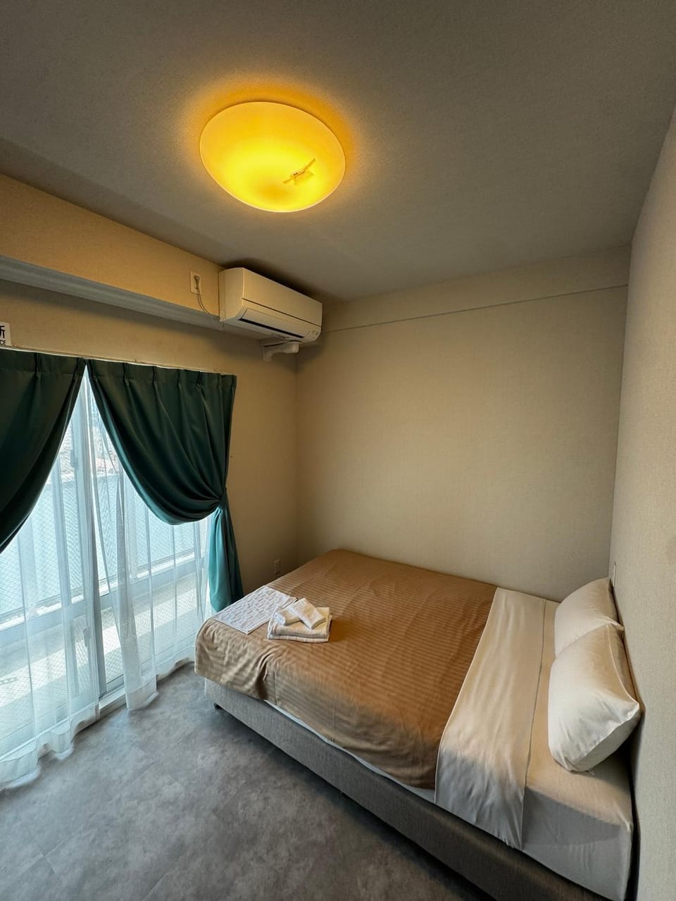 Bedroom, towels