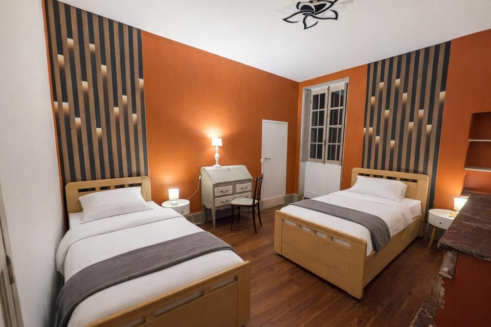 Photo of the whole room, Bedroom