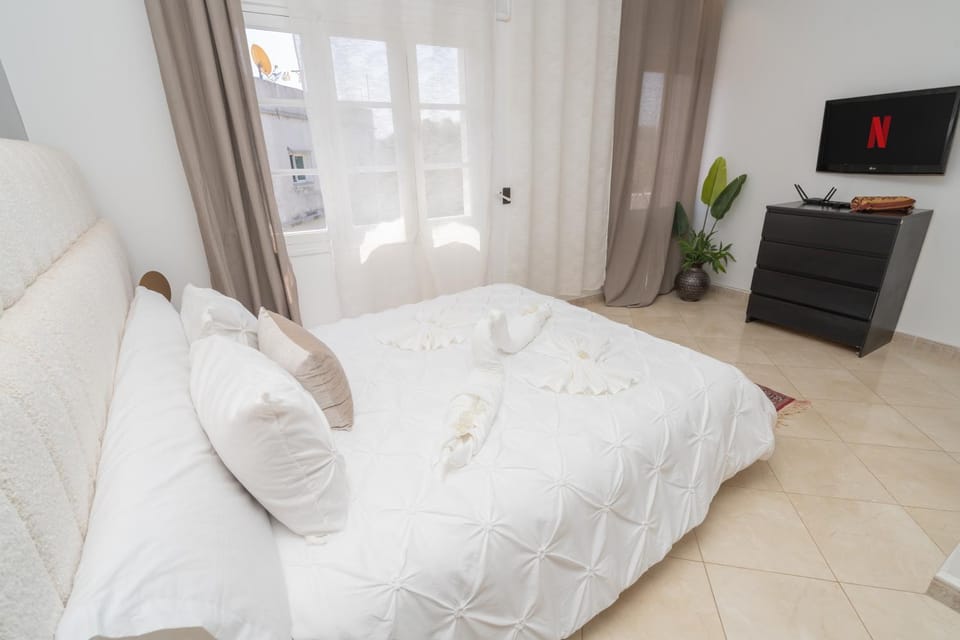 Bed, TV and multimedia, Bedroom