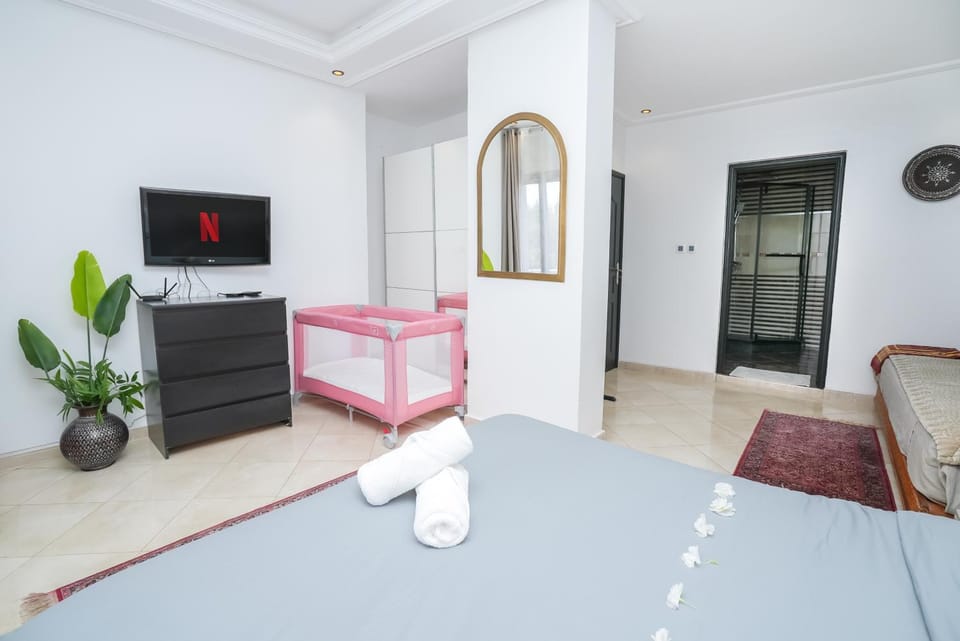 Photo of the whole room, Bedroom, cot