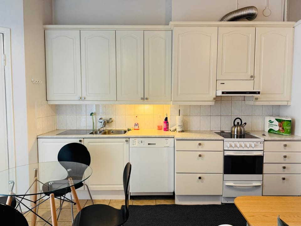 Coffee/tea facilities, Kitchen or kitchenette, Dining area, dishwasher, oven, stove