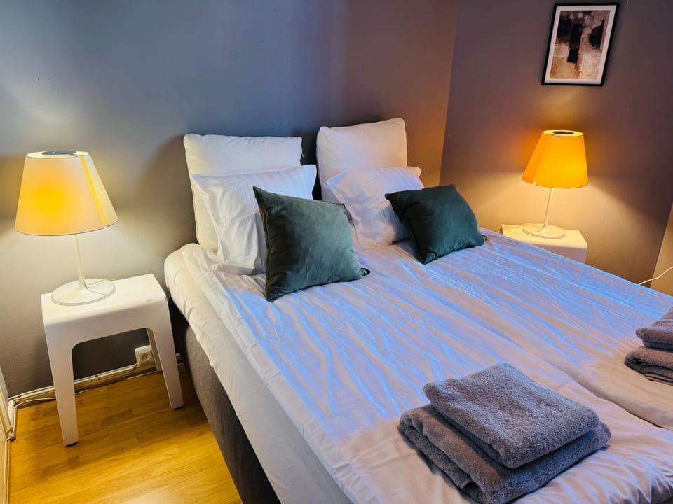 Bed, Photo of the whole room, Bedroom, towels