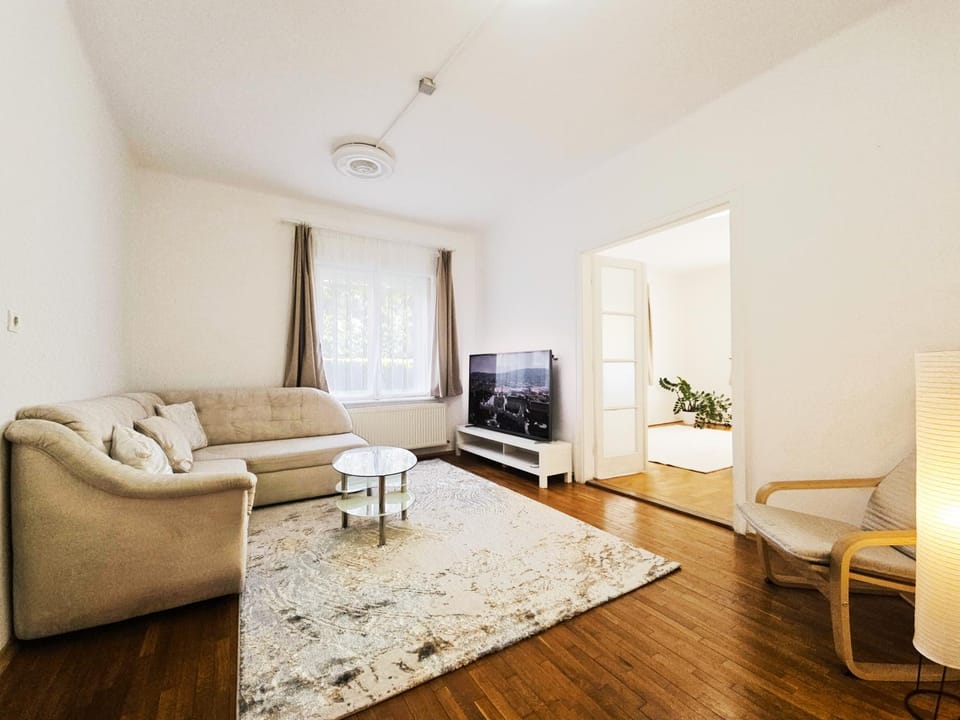 TV and multimedia, Living room, Evening entertainment