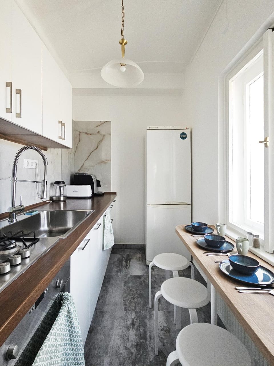 Kitchen or kitchenette, Dining area, stove