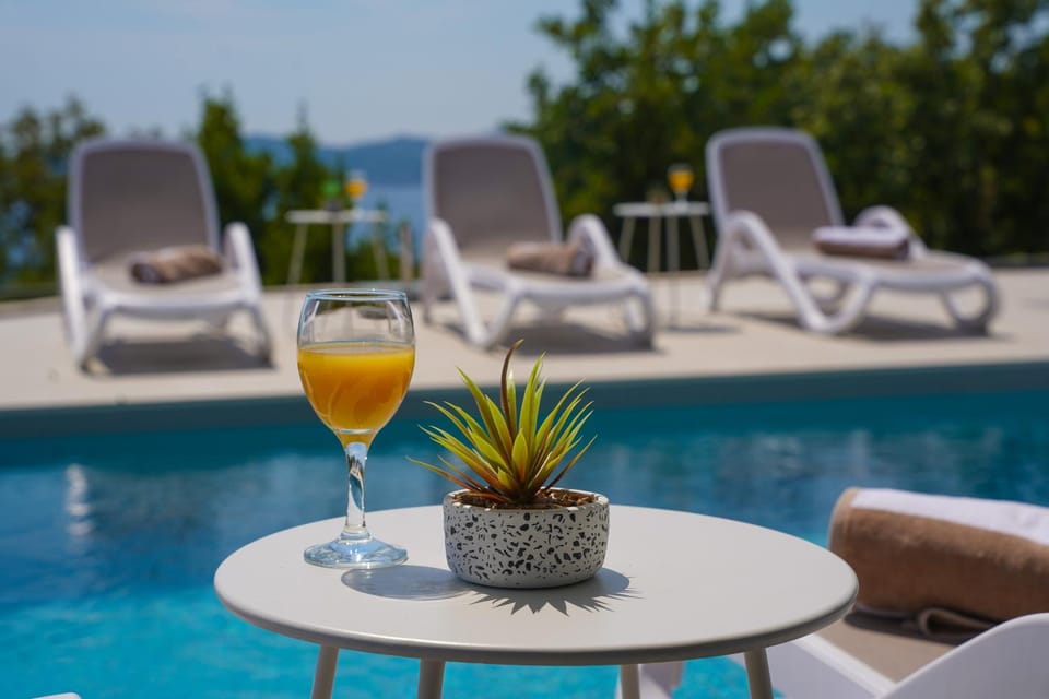 Patio, Swimming pool, sunbed