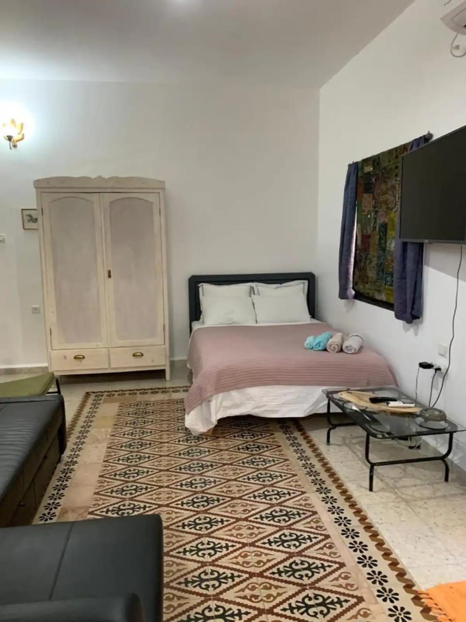 Bed, TV and multimedia, Living room, Photo of the whole room, Seating area, Evening entertainment, Bedroom, wardrobe, air conditioner