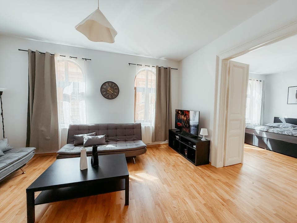 Bed, TV and multimedia, Living room, Photo of the whole room, Seating area, Bedroom