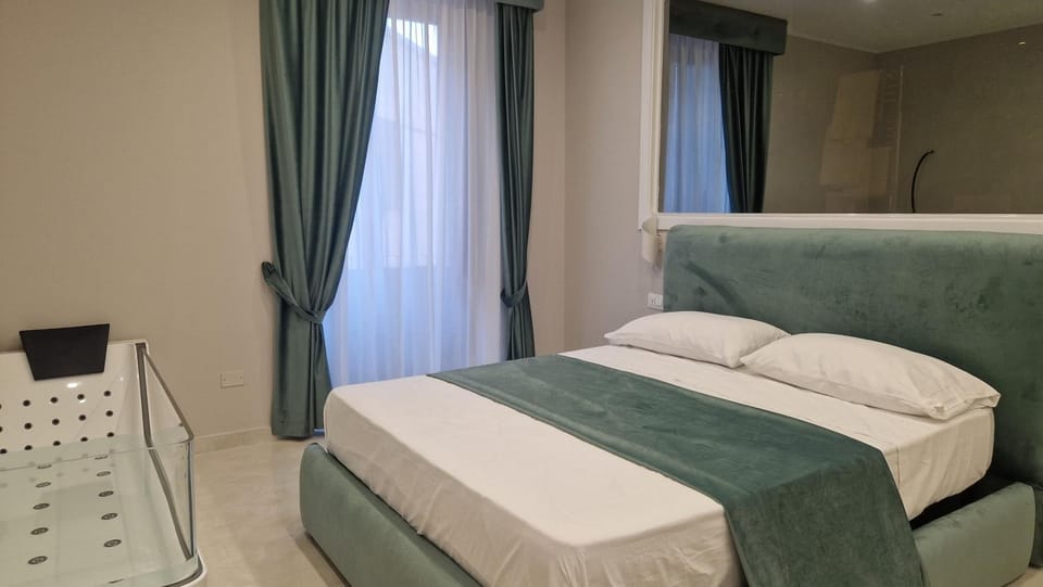 Bed, Hot Tub, Photo of the whole room, Bedroom