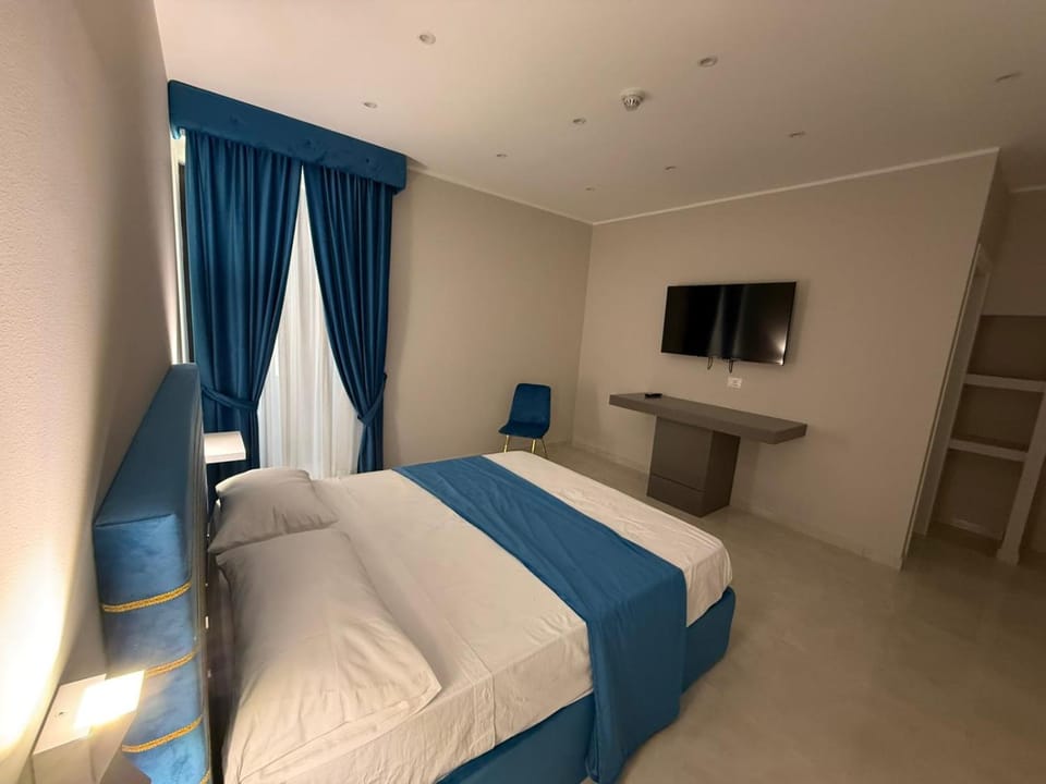 Bed, TV and multimedia, Photo of the whole room, Evening entertainment, Bedroom