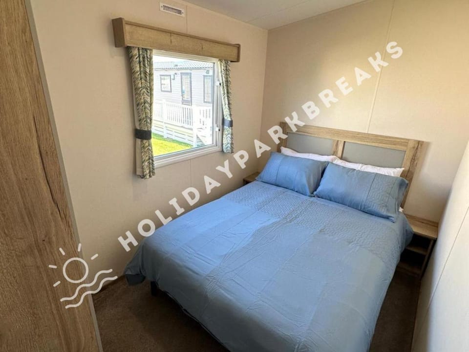 High Tide - 3 Bedrooms Sleeps 8 on West Sands, Seal Bay House in Selsey