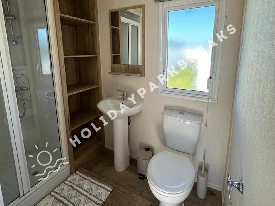 High Tide - 3 Bedrooms Sleeps 8 on West Sands, Seal Bay House in Selsey