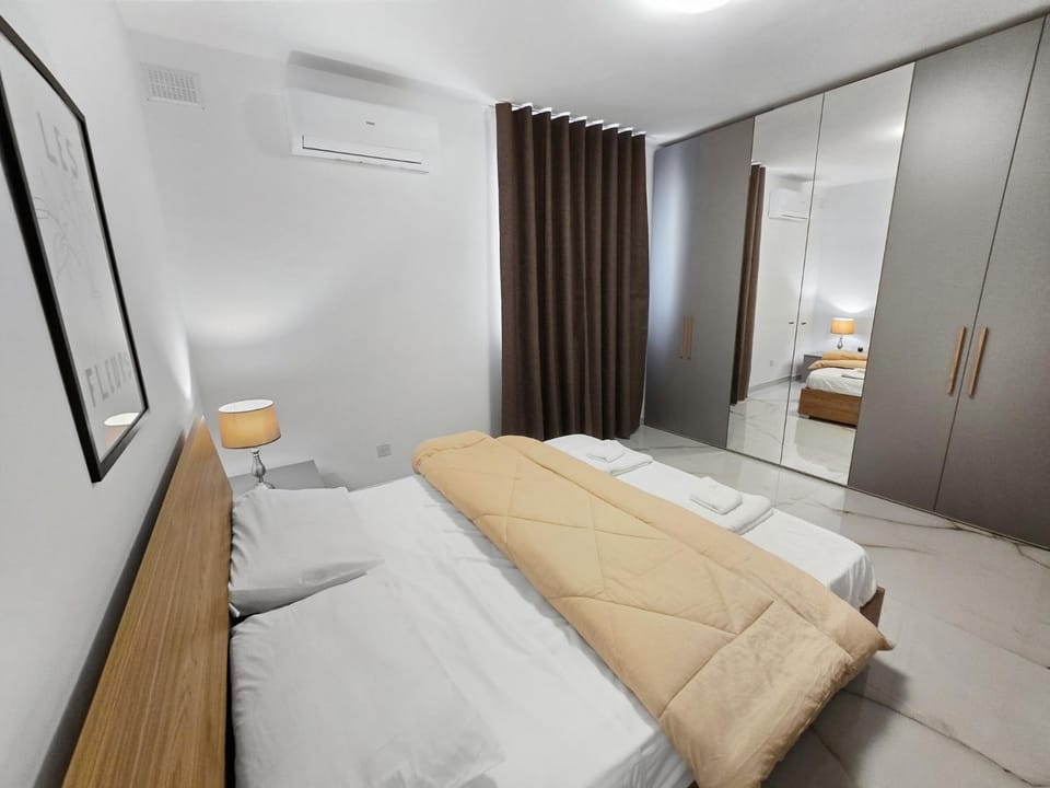 Bed, Photo of the whole room, Bedroom, wardrobe, air conditioner