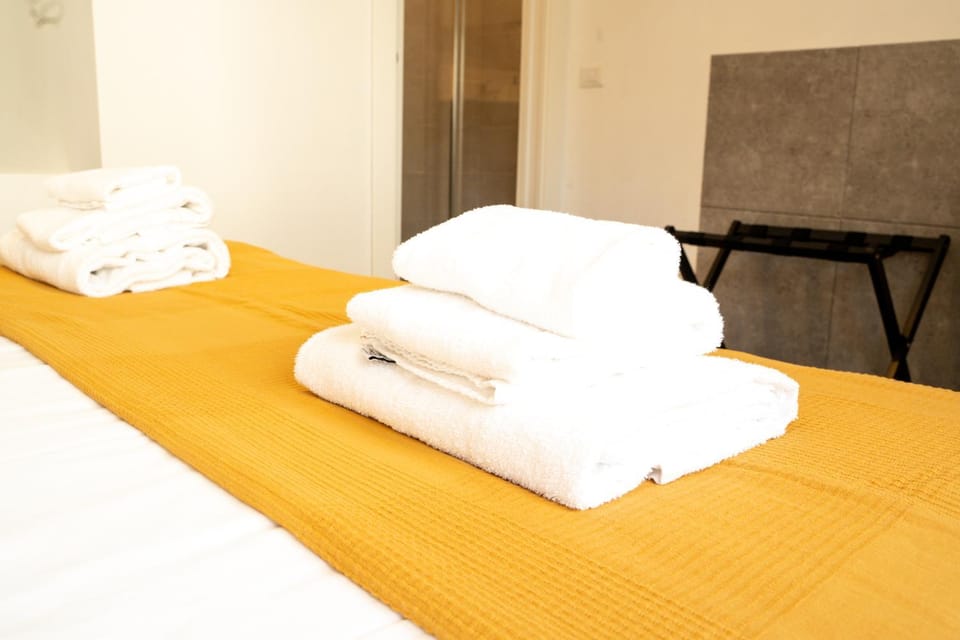 Bed, Bedroom, towels