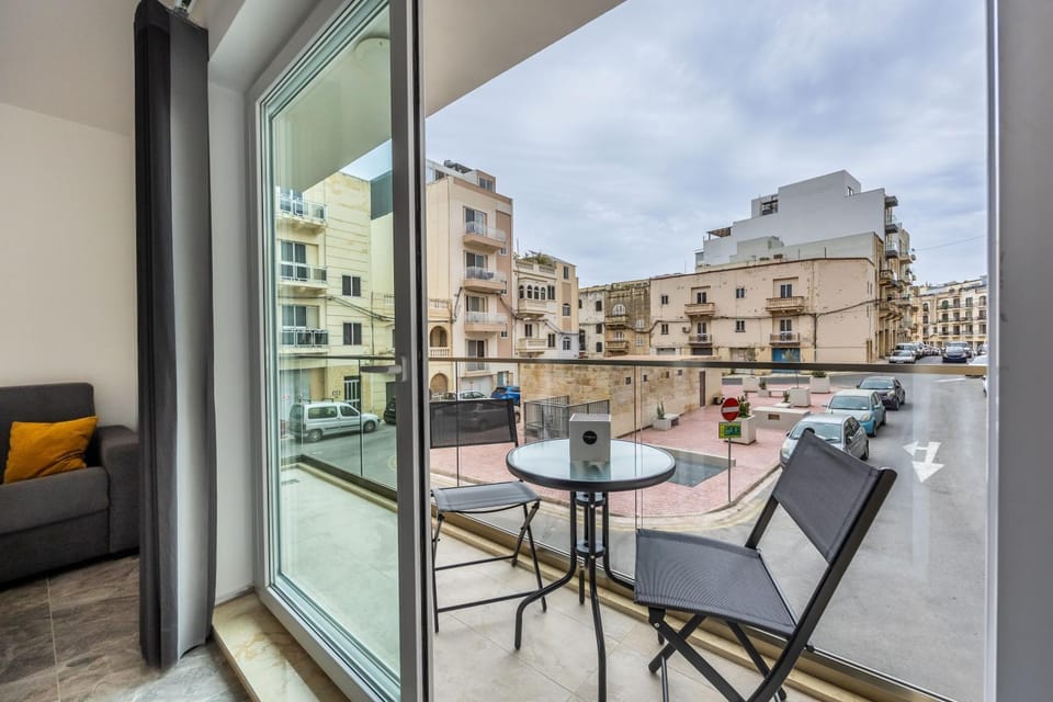 Property building, Patio, Day, View (from property/room), Balcony/Terrace, Living room, Seating area, Dining area, City view, Location