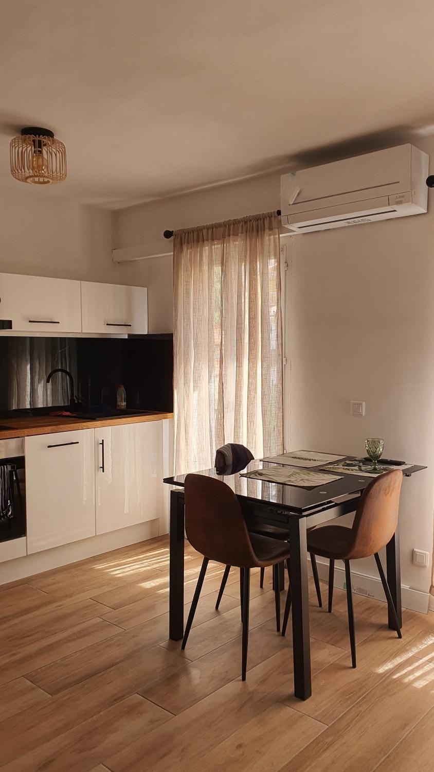 Kitchen or kitchenette, Dining area