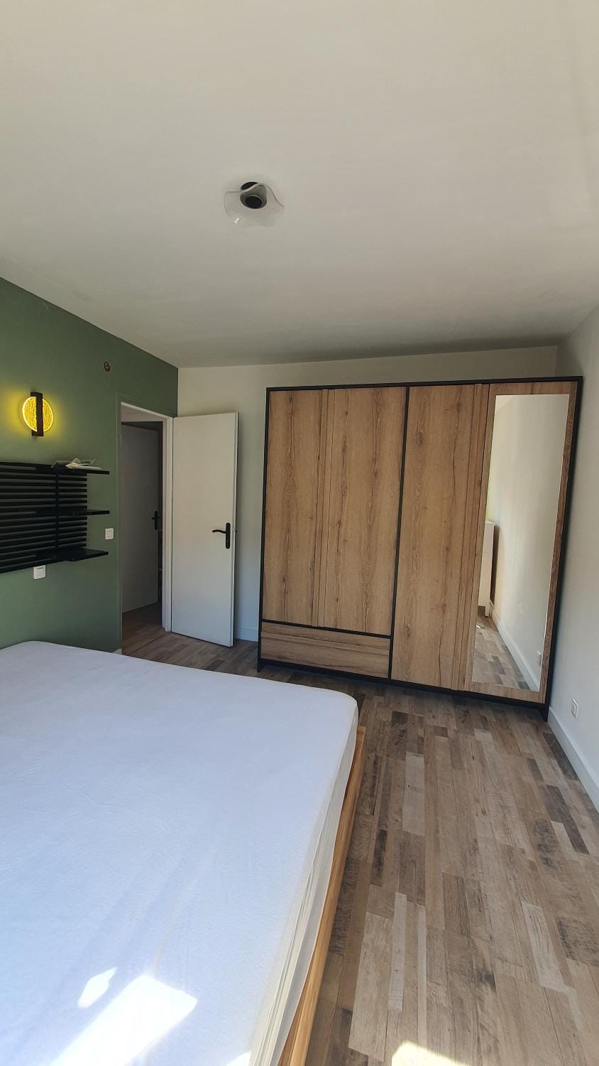 Photo of the whole room, Bedroom
