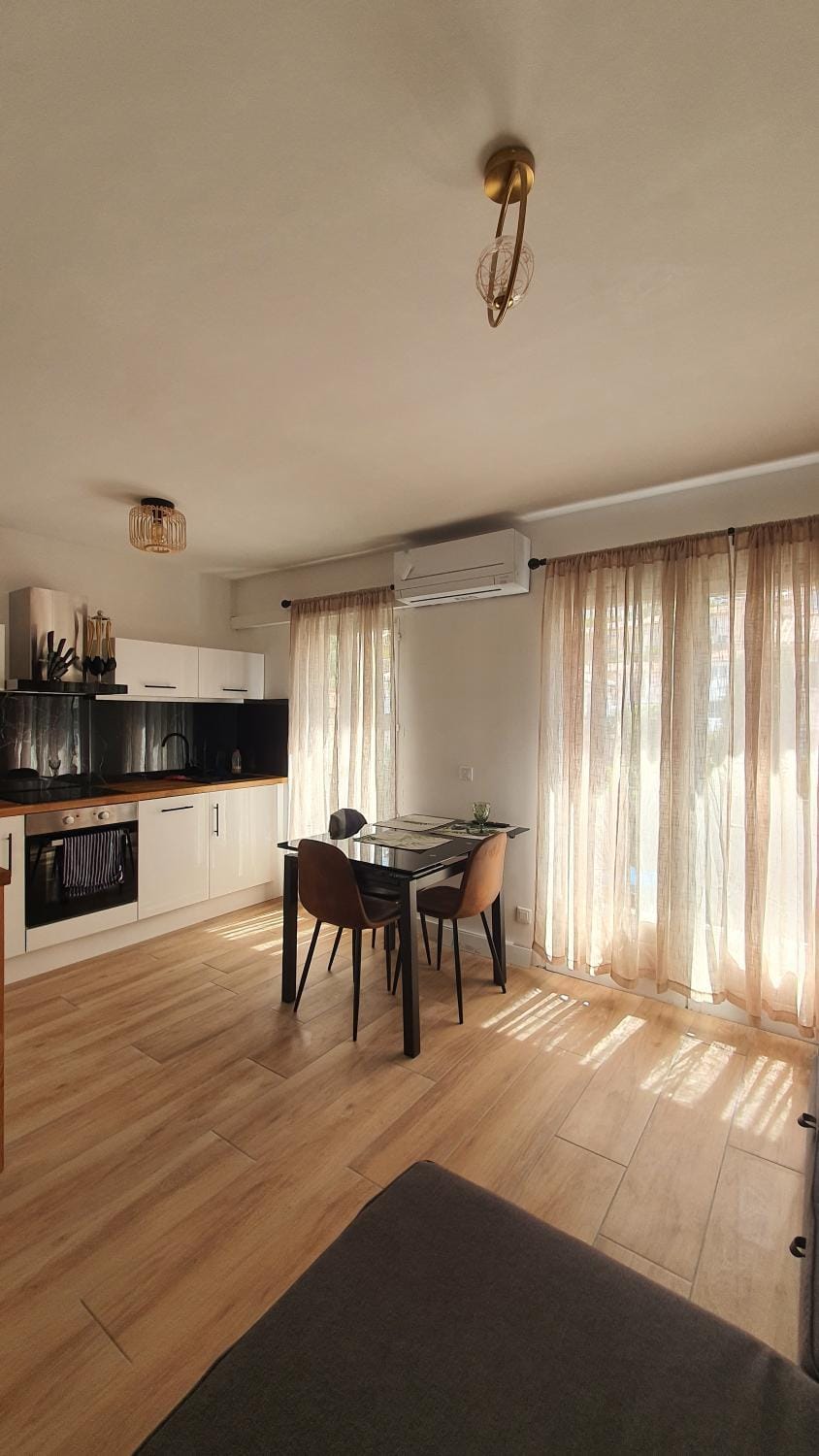 Kitchen or kitchenette, Dining area, oven, stove
